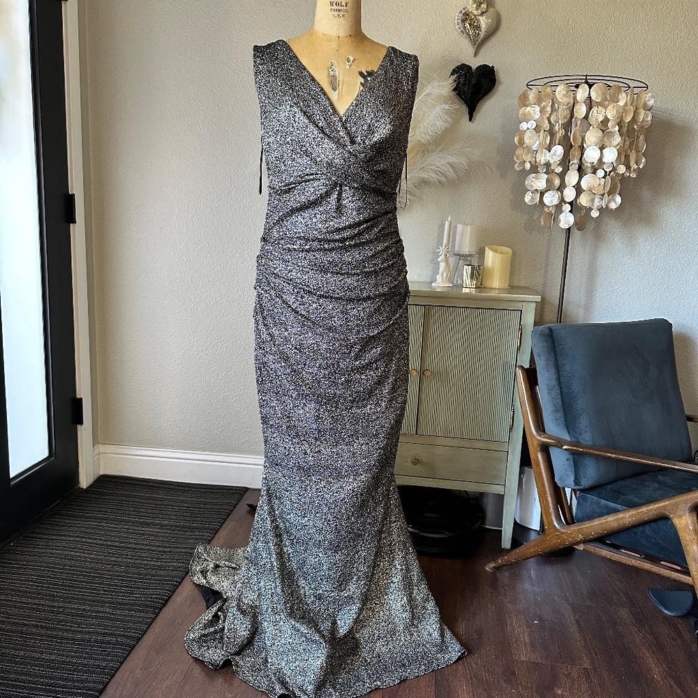 BRAND NEW Talbot Runhof Gown in Black & gold metallic stretch stingray! Size 14
